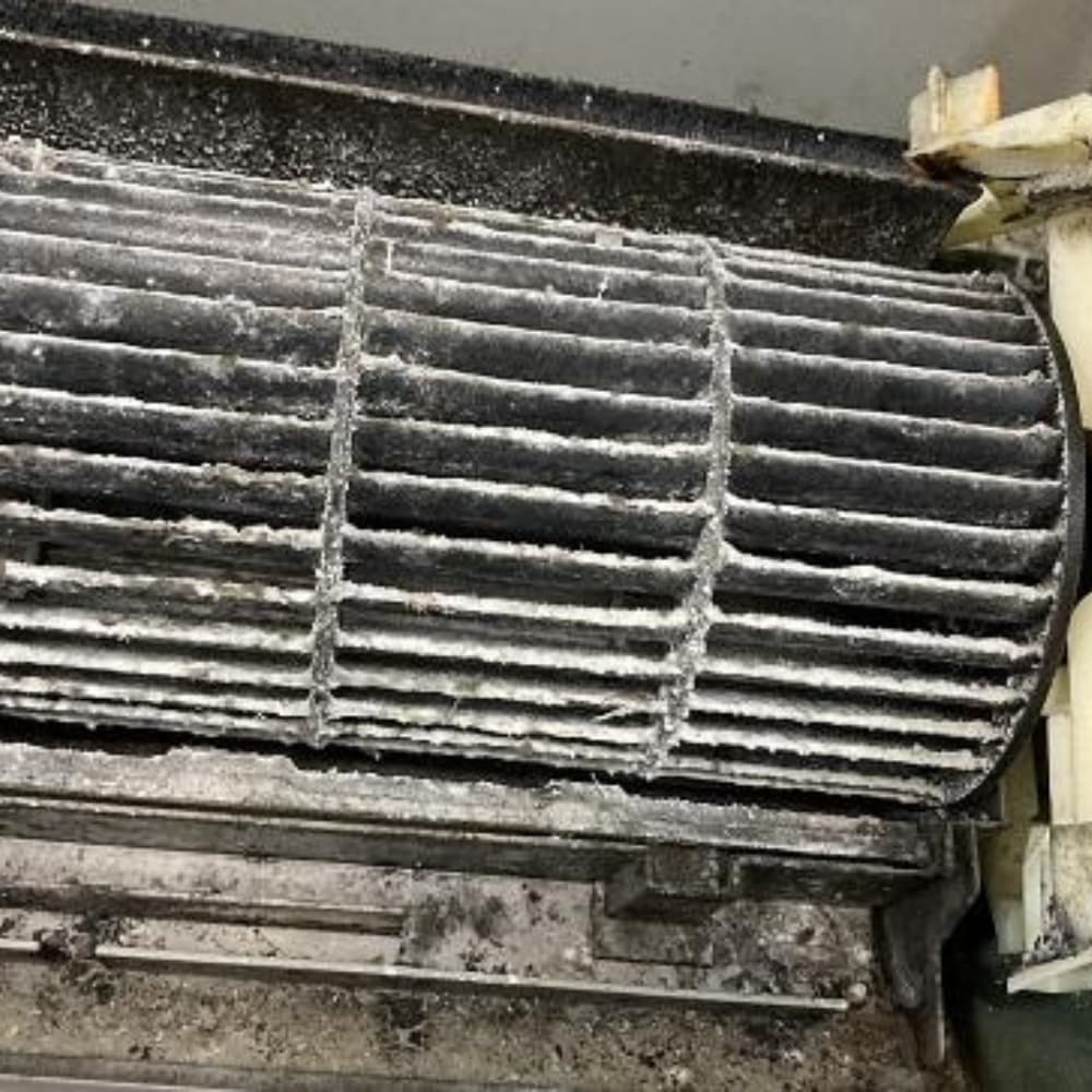 Сильно забруднена турбіна внутрішнього блоку кондиціонера перед детейлінгом