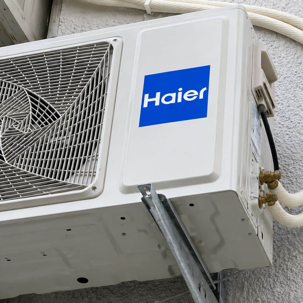Зовнішній блок кондиціонера Haier на фасаді будівлі