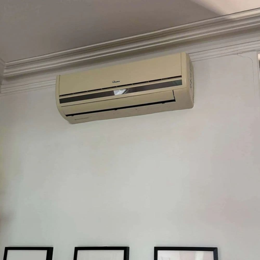 Внутрішній блок кондиціонера Midea після професійного встановлення в приміщенні