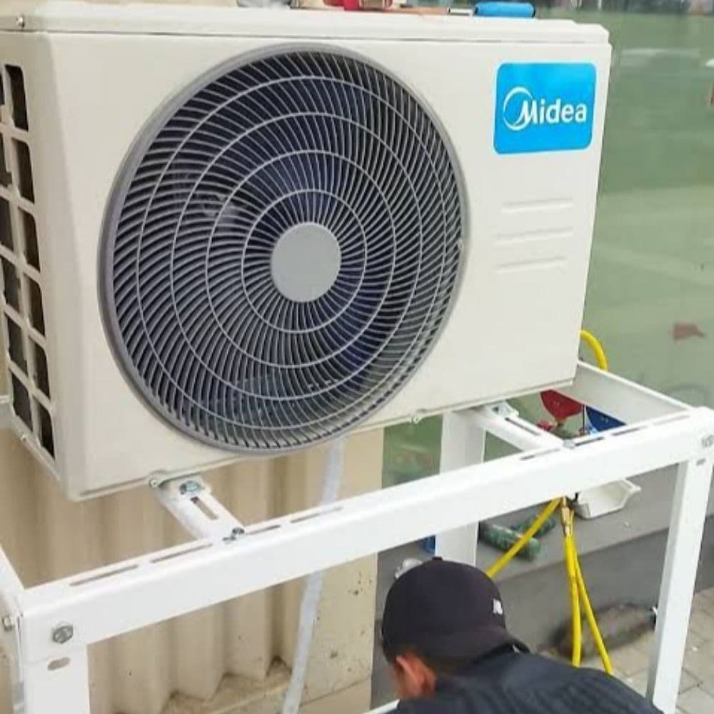 Монтаж зовнішнього блоку кондиціонера Midea на фасаді будівлі