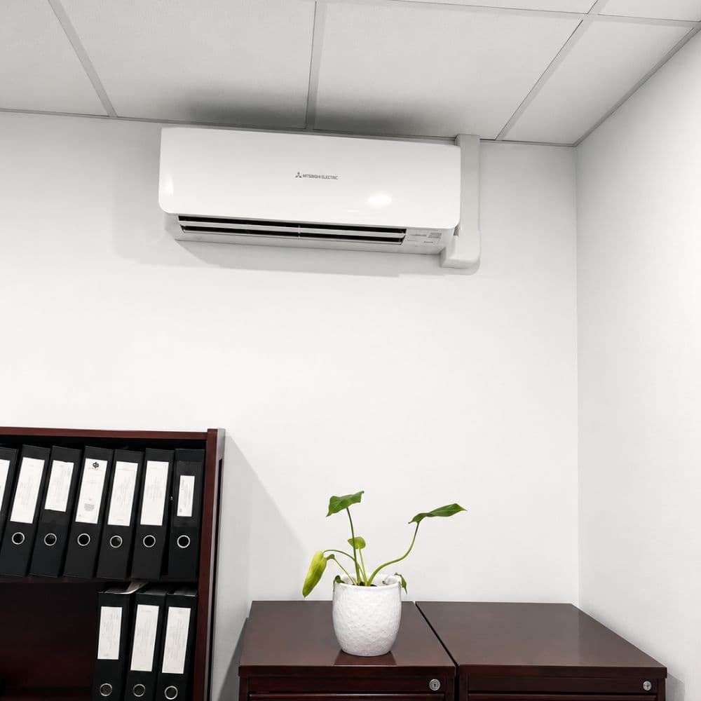 Кондиціонер Mitsubishi Electric в офісному приміщенні з акуратним монтажем