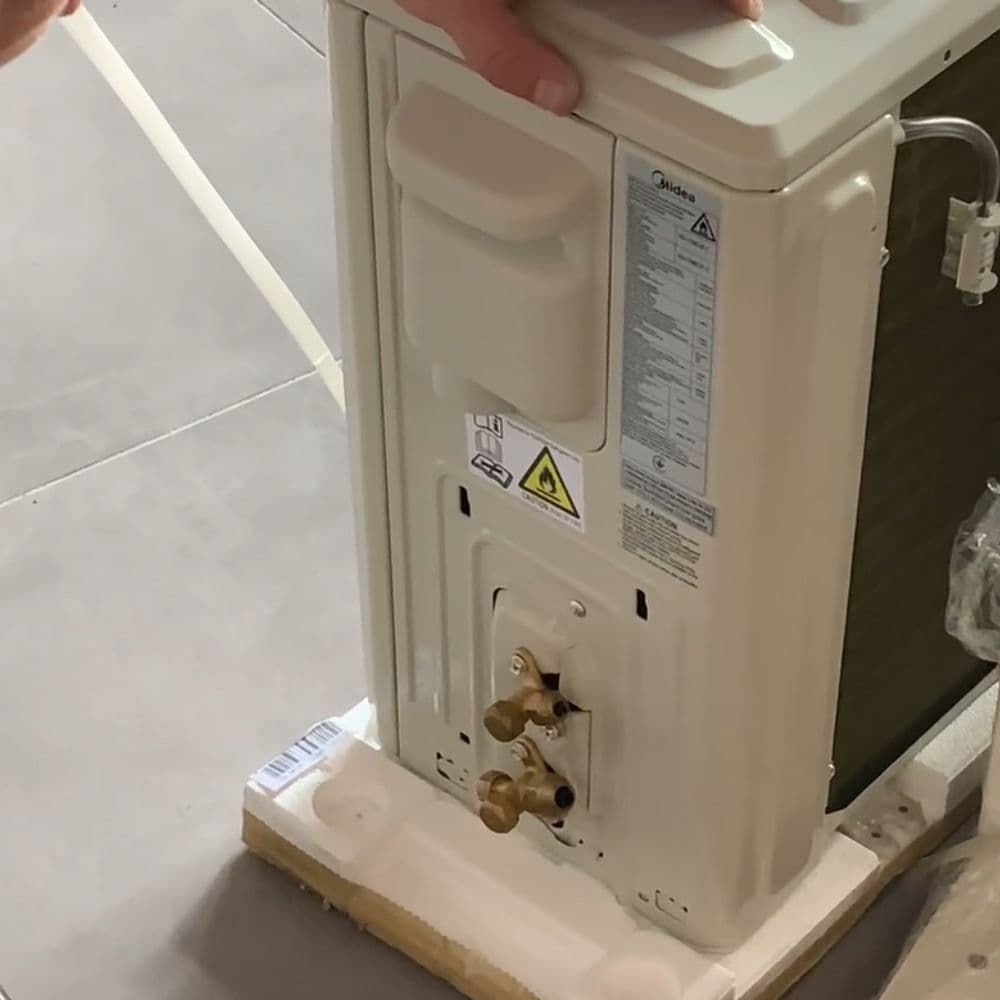 Зовнішній блок кондиціонера Midea перед початком монтажу в офісному приміщенні