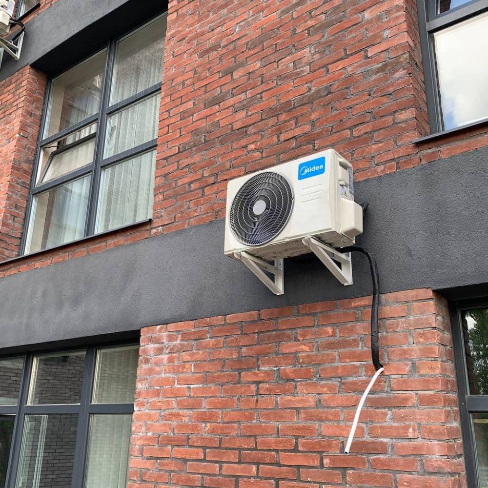 Монтаж зовнішнього блоку кондиціонера Midea на фасаді комерційного приміщення