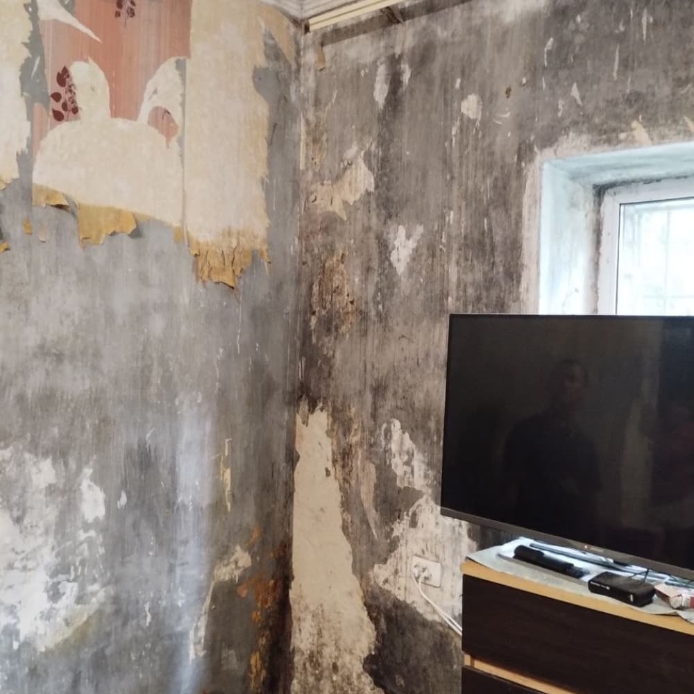 Состояние стен перед установкой рекуператора PRANA 200 G Сліди плісняви та вологи у куті приміщення до монтажу рекуператора PRANA 200 G