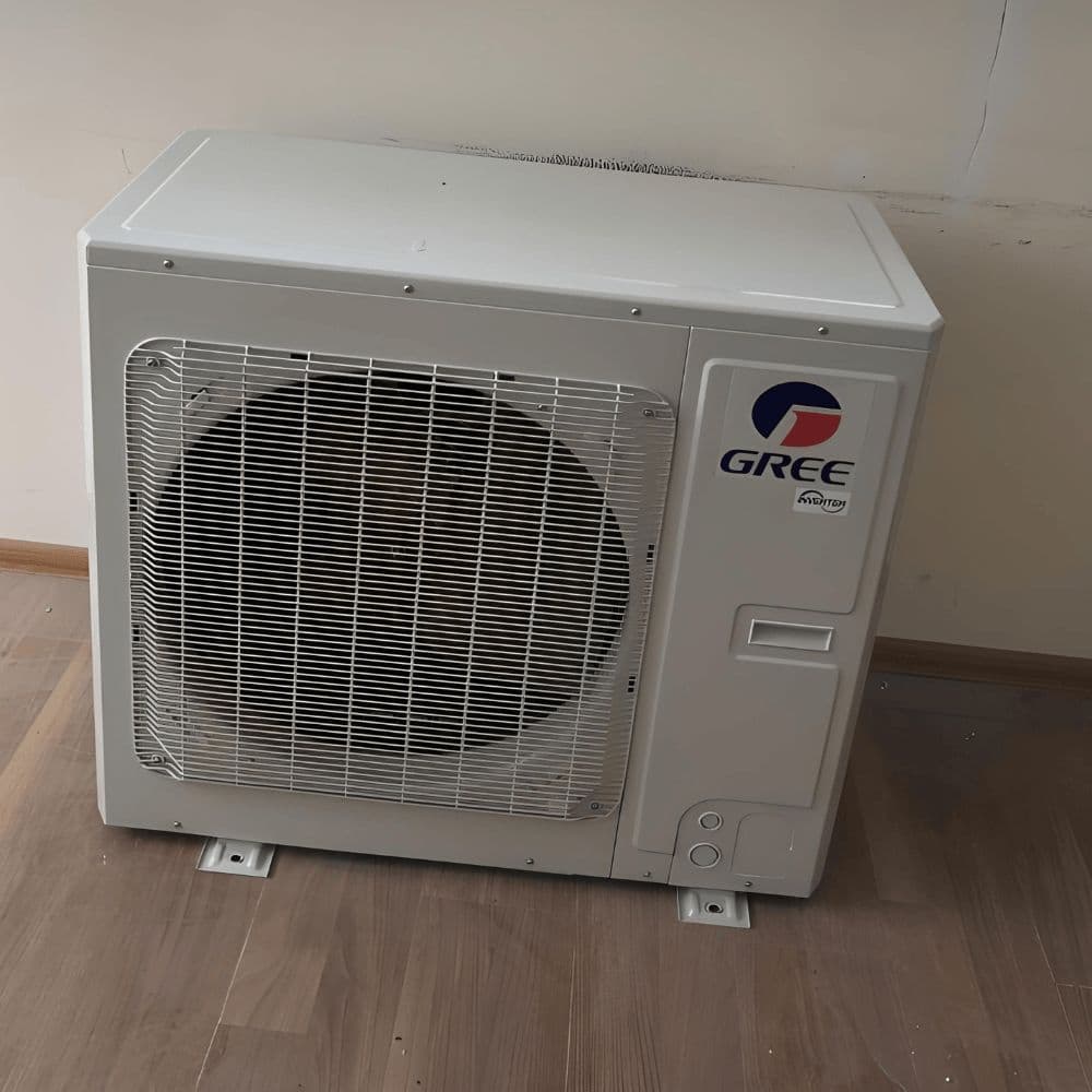 Наружный блок инверторного кондиционера Gree при монтаже HVAC системы