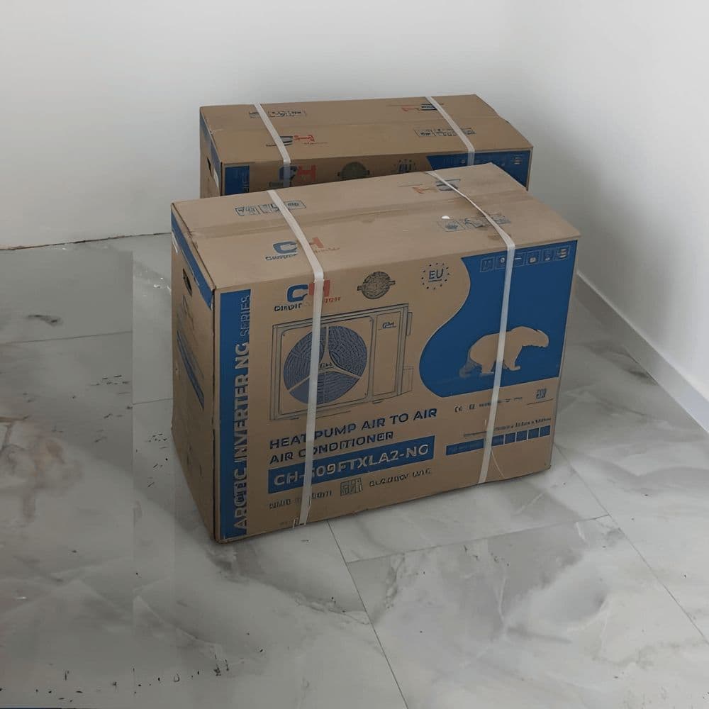 Коробки с HVAC оборудованием и кондиционерами перед монтажом в Каменце-Подольском