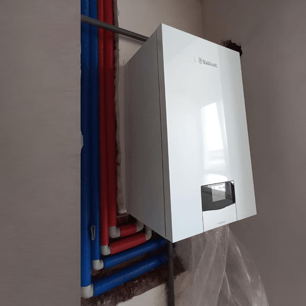 Настенный газовый котел Vaillant после монтажа