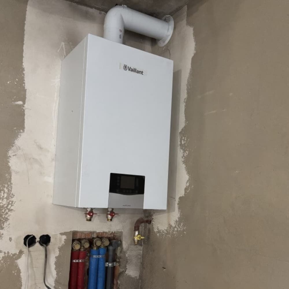 Настенный газовый котел Vaillant после профессионального монтажа системы отопления