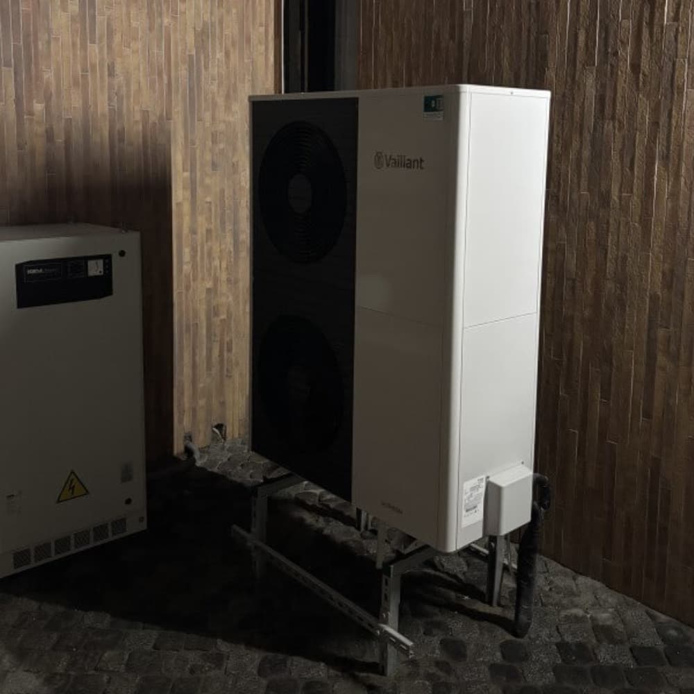 Наружный блок теплового насоса Vaillant после профессионального монтажа