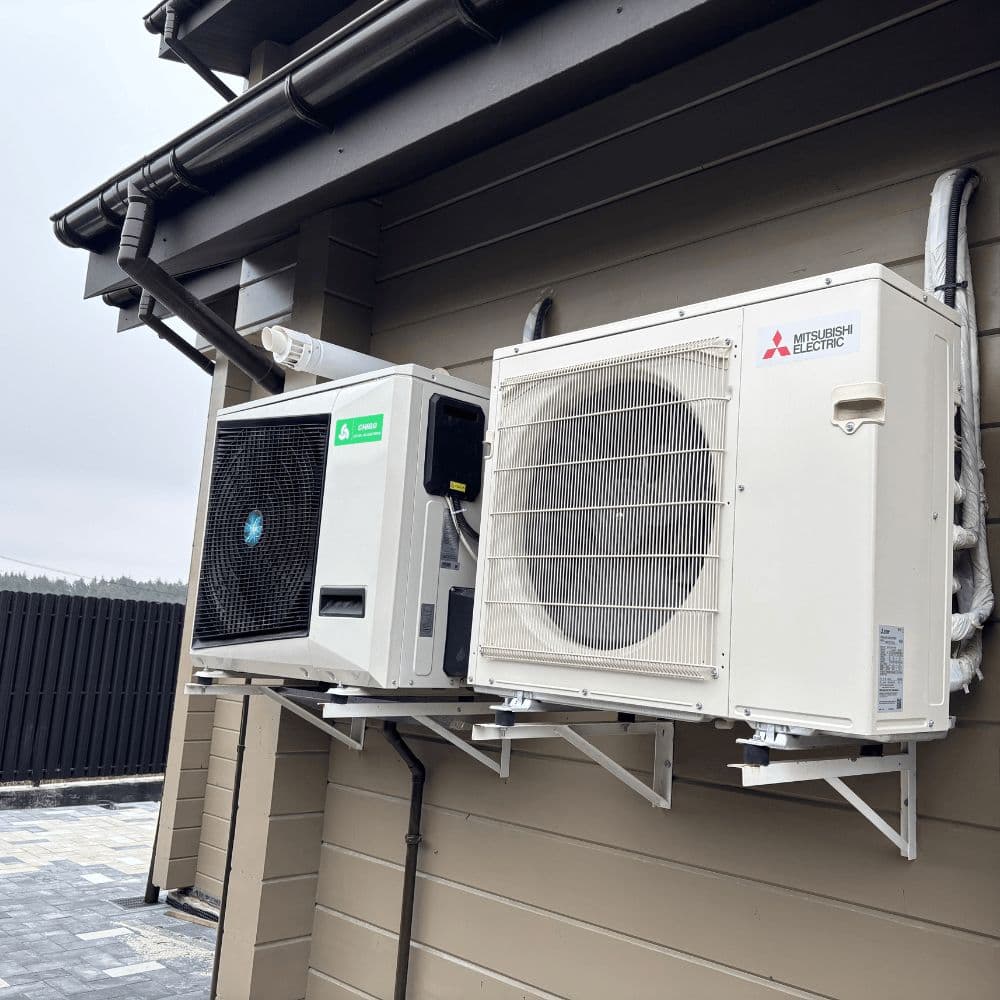 Наружные блоки тепловых насосов Mitsubishi Electric и CHIGO после монтажа