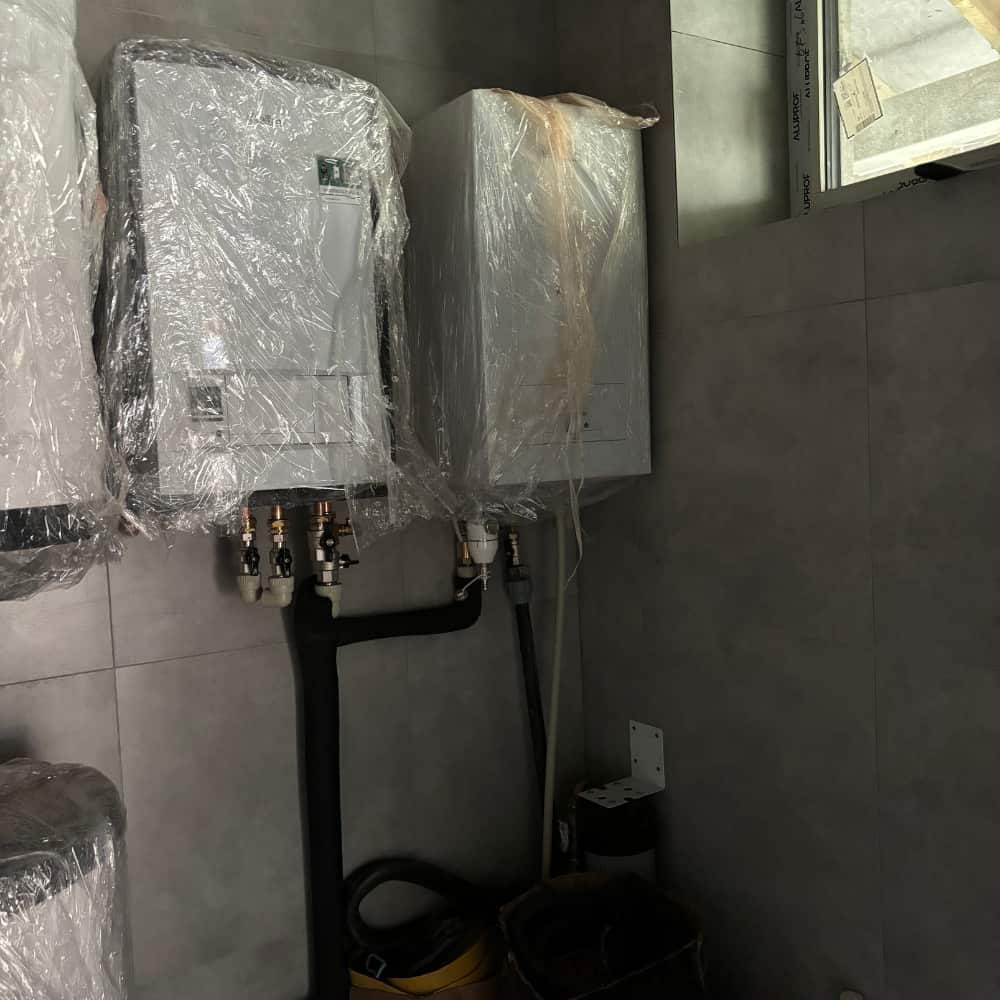 Настенные газовые котлы во время монтажа в котельной частного дома