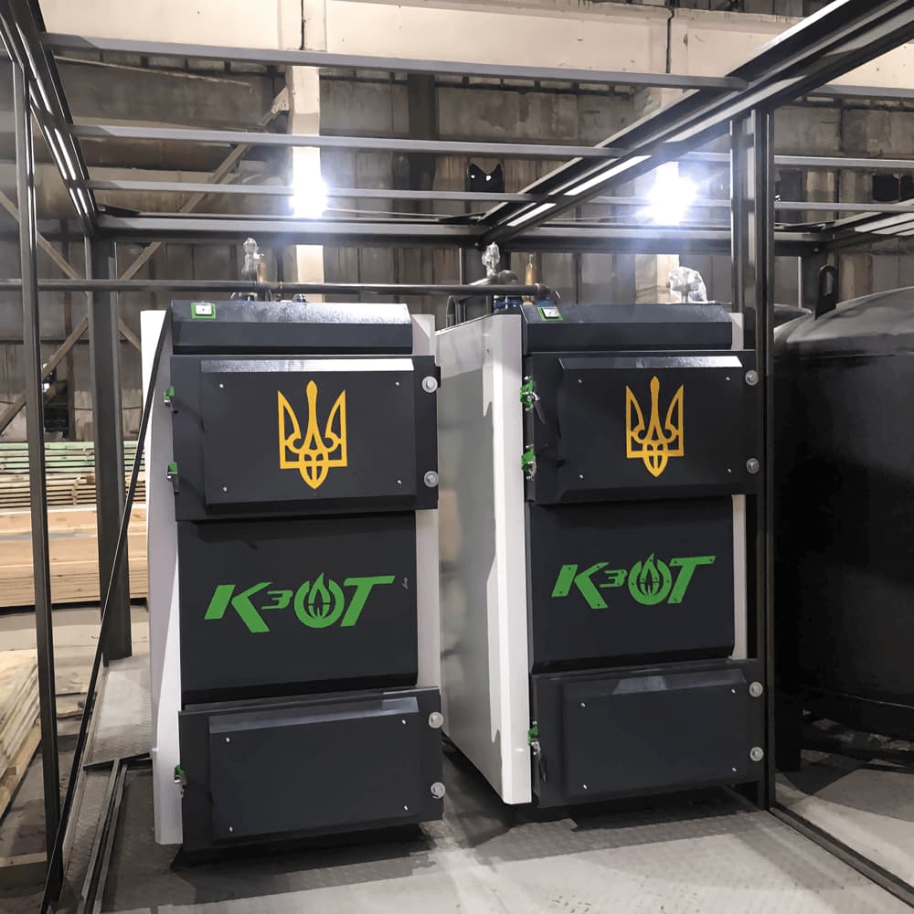 Два твердопаливні котли у модульній котельні після встановлення